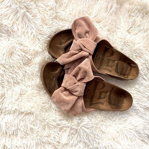 Birkenstock style sandal with bow. Upper material suede like